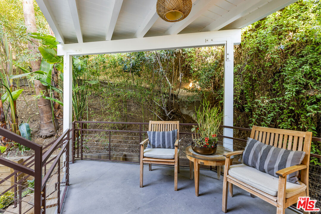 1714 Sunset Plaza Dr