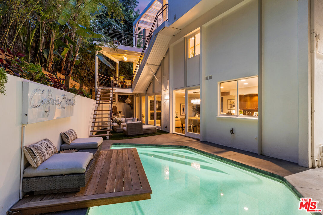 1714 Sunset Plaza Dr