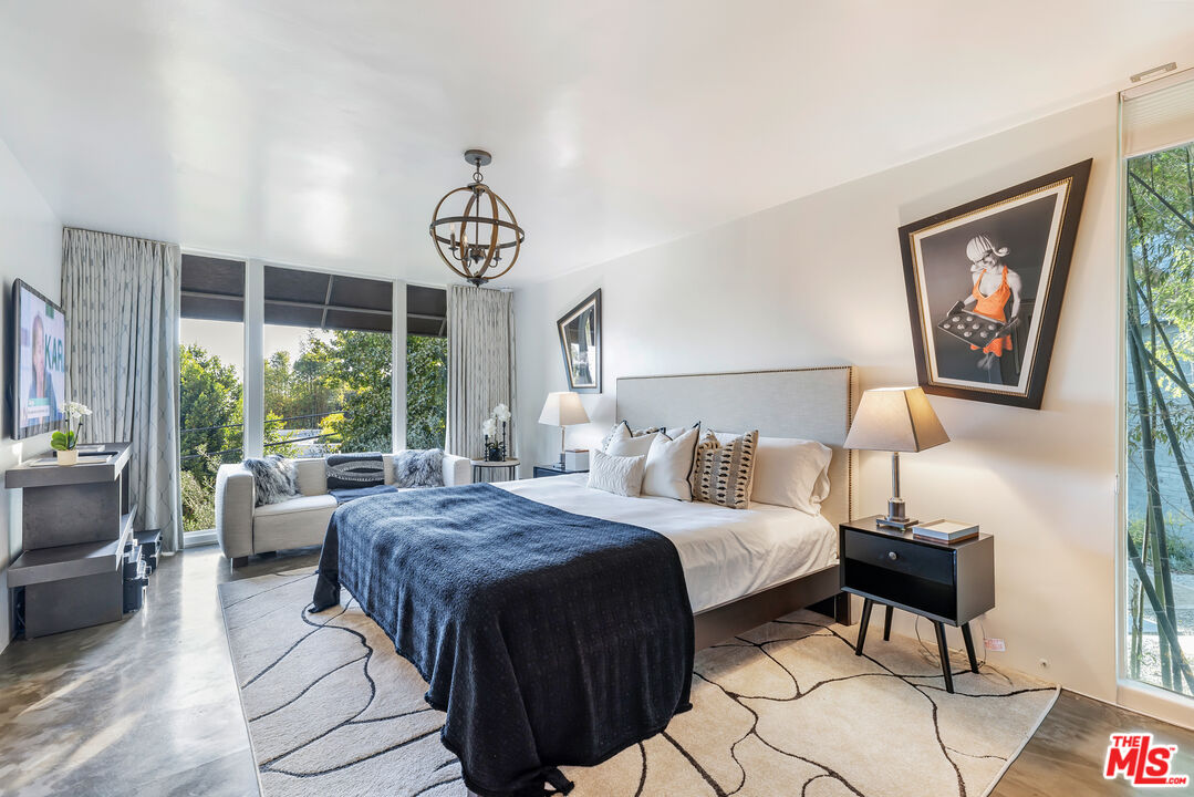 1714 Sunset Plaza Dr