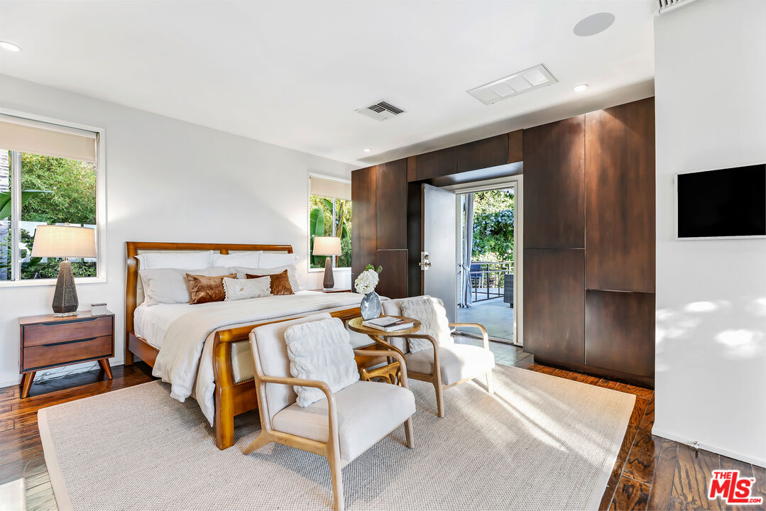 1714 Sunset Plaza Dr