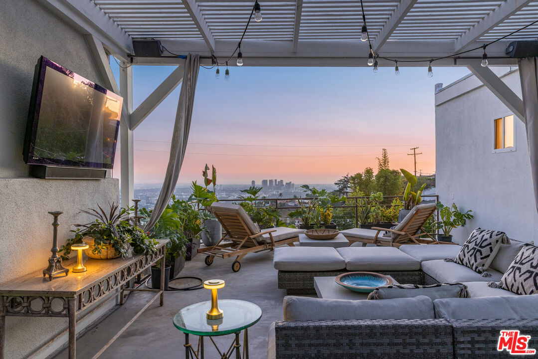 1714 Sunset Plaza Dr