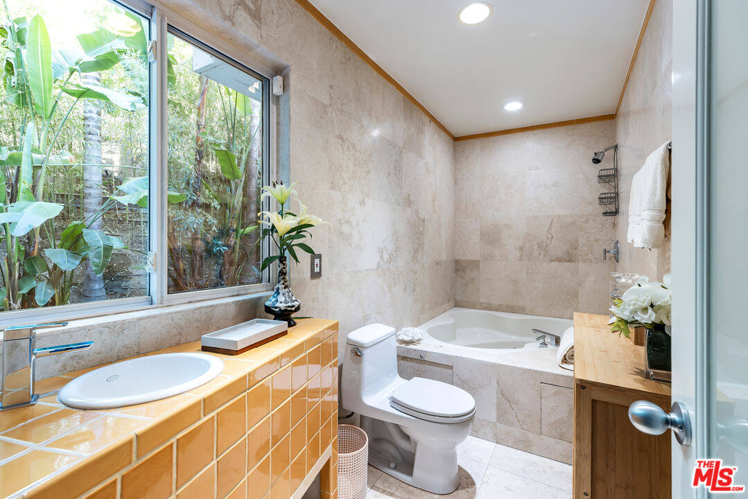 1714 Sunset Plaza Dr