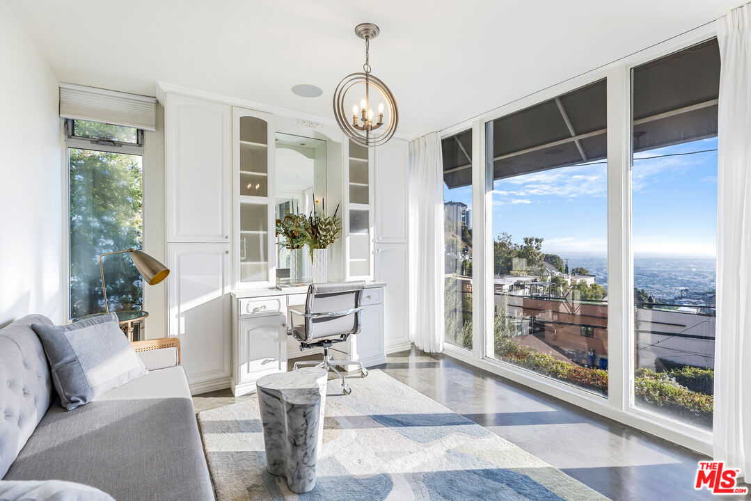 1714 Sunset Plaza Dr