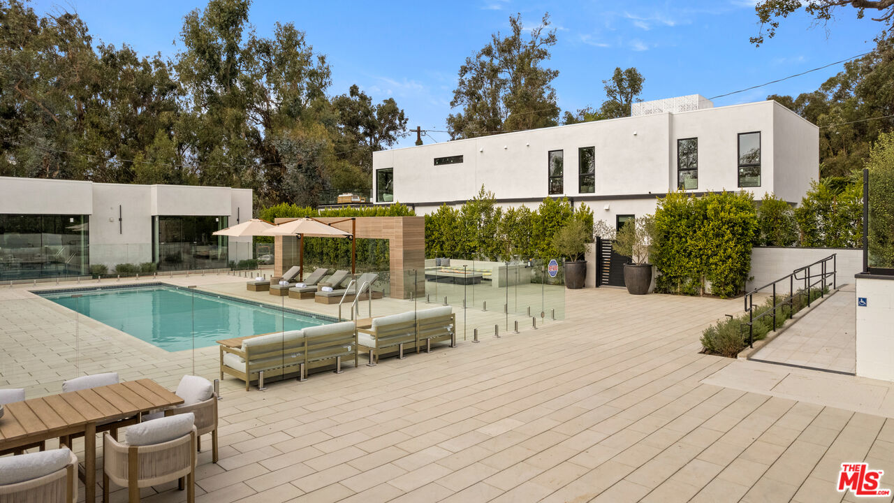 505 S Barrington Ave Unit: 303