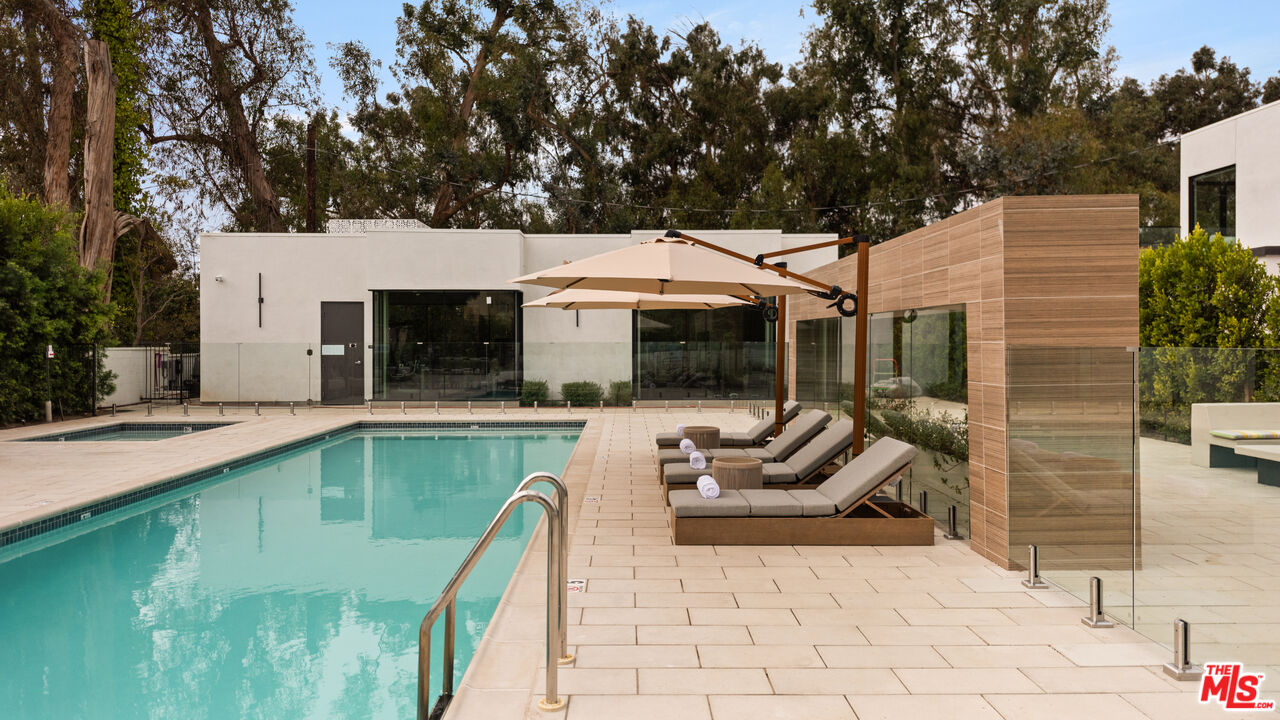 505 S Barrington Ave Unit: 303