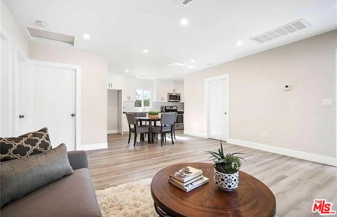 Modern home in sought-after Lake Balboa