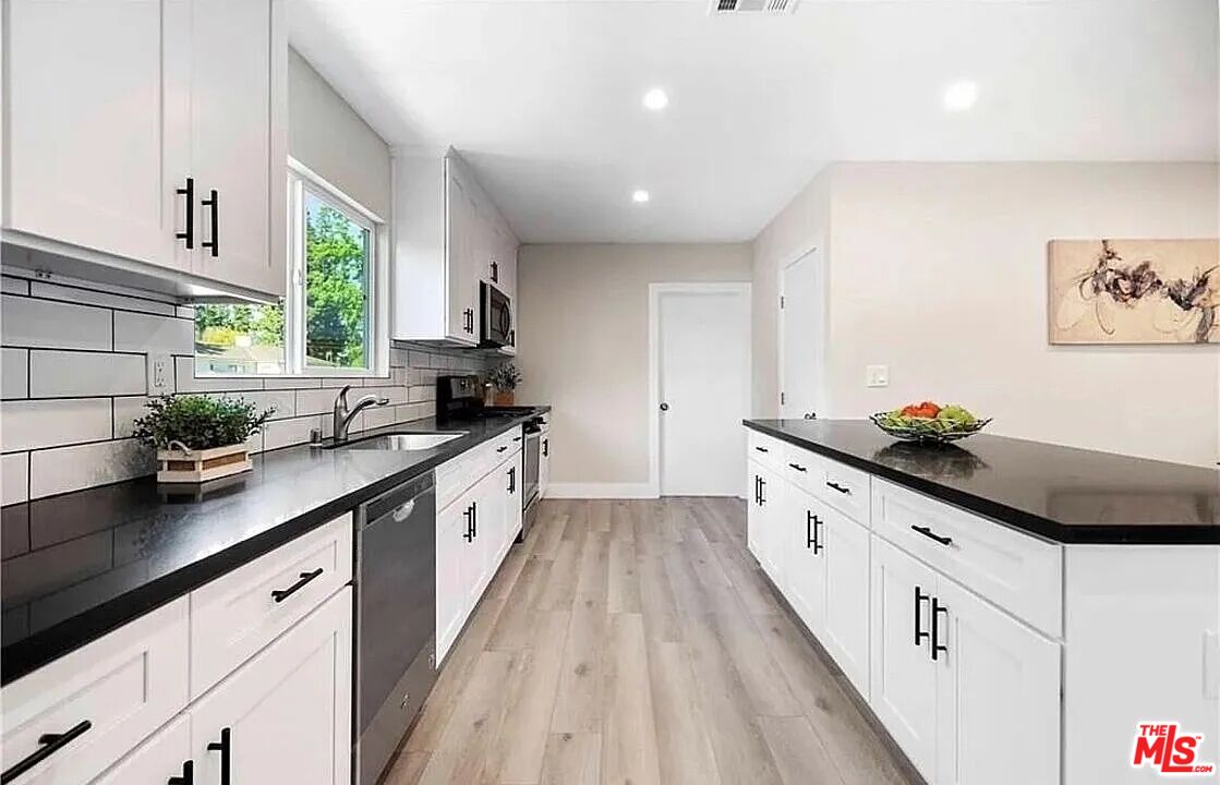 Modern home in sought-after Lake Balboa