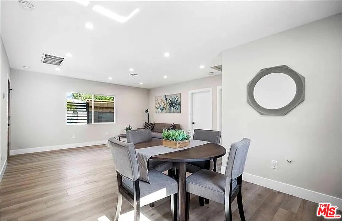 Modern home in sought-after Lake Balboa