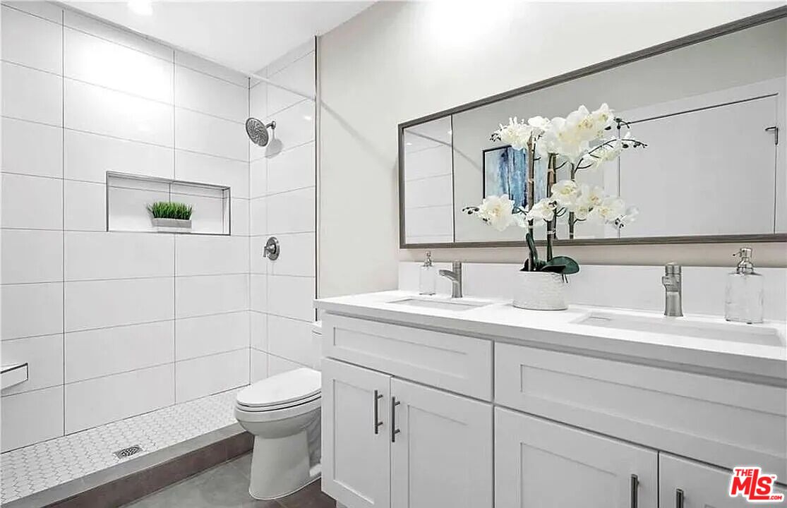 Modern home in sought-after Lake Balboa