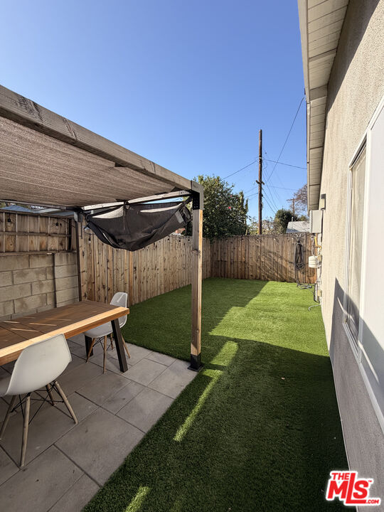 Modern home in sought-after Lake Balboa