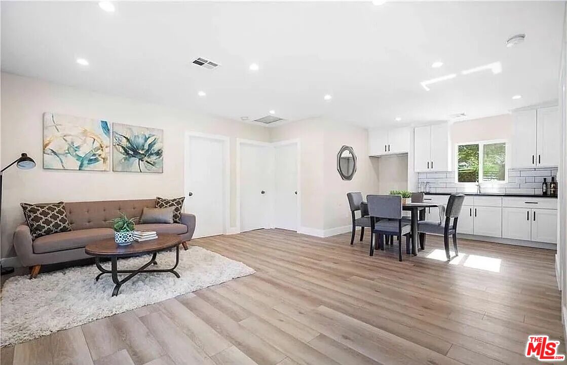 Modern home in sought-after Lake Balboa