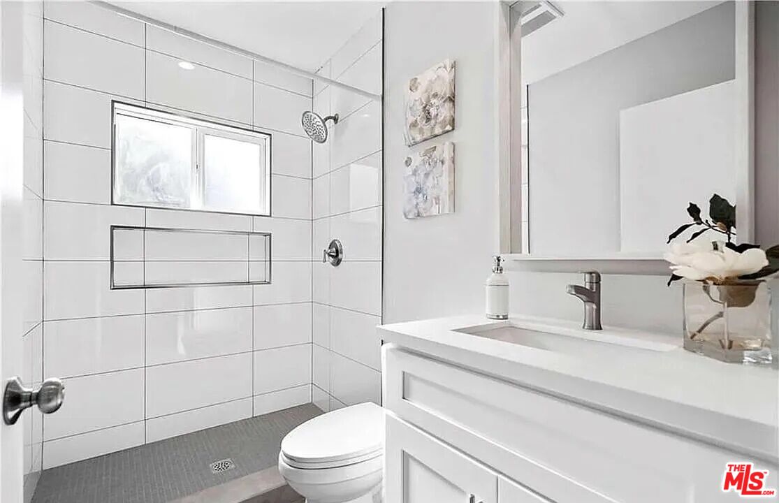 Modern home in sought-after Lake Balboa