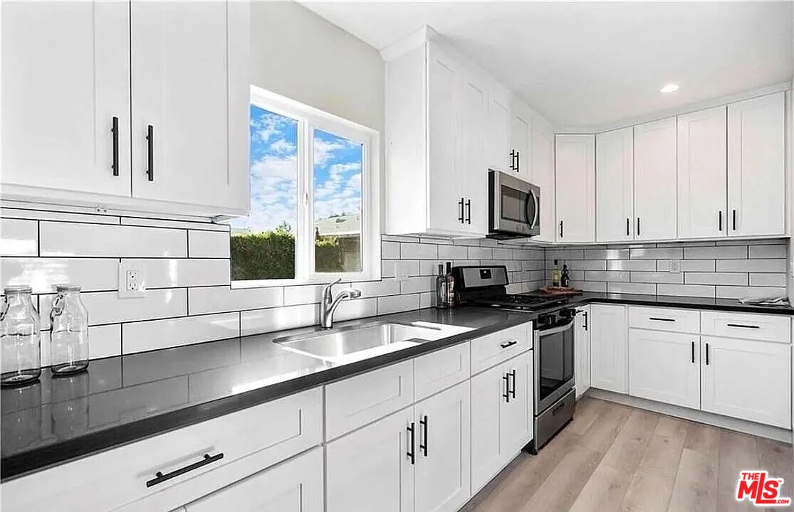 Modern home in sought-after Lake Balboa