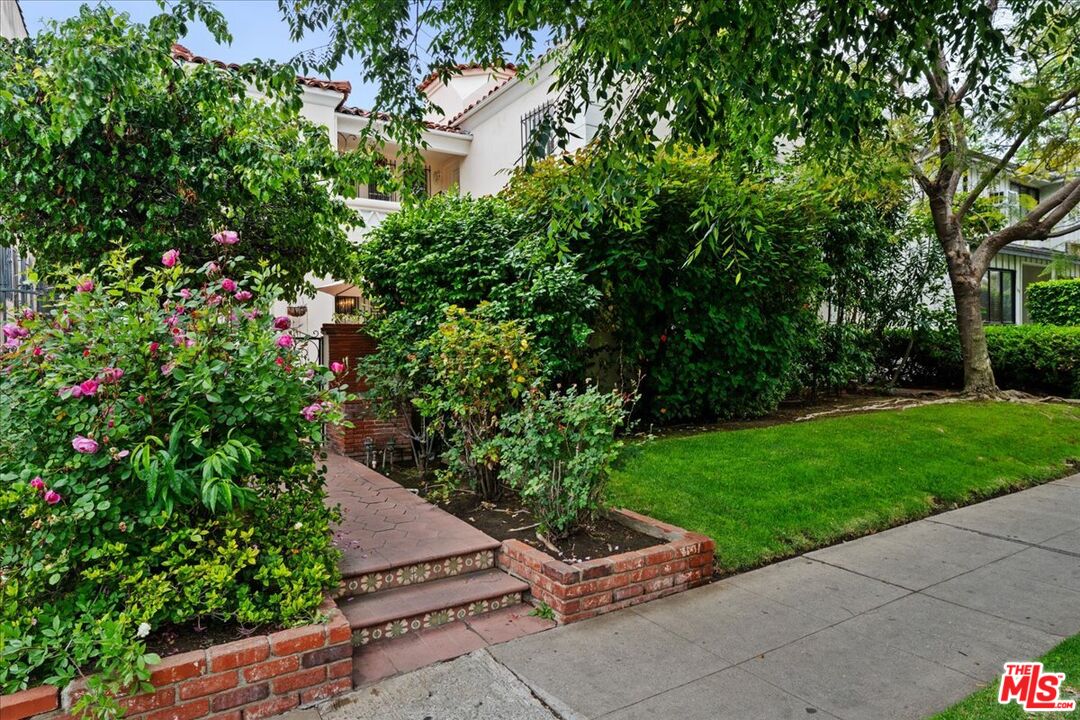 An excellent floor plan for comfortable living and effortless entertaining