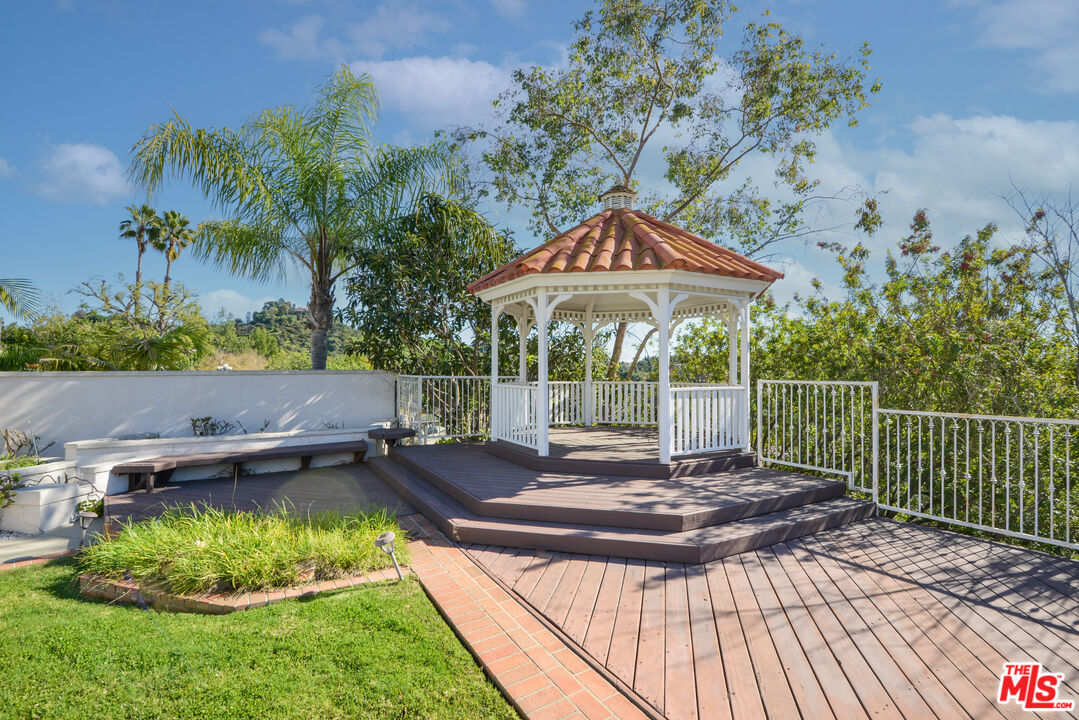 light, volume, and a strong sense of presence