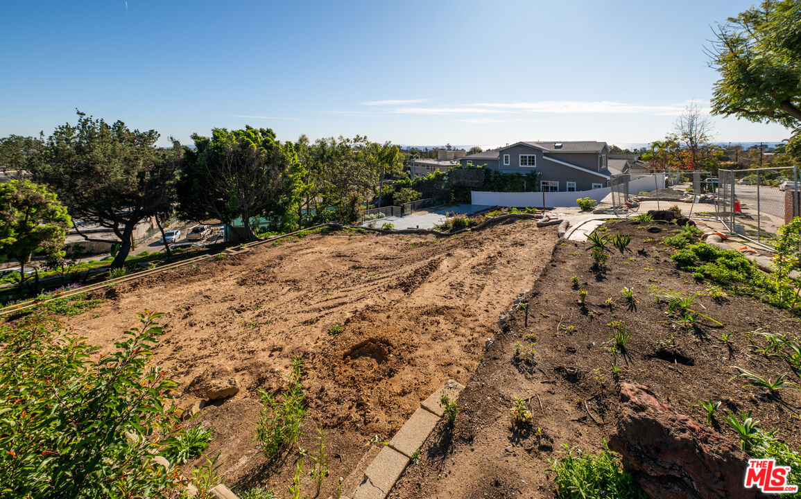 oversized street-to-alley lot