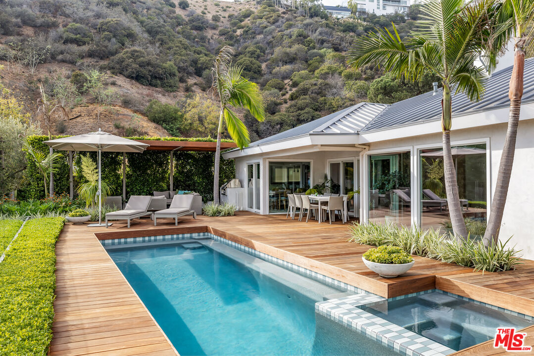 A Private Oasis in The Bird Streets