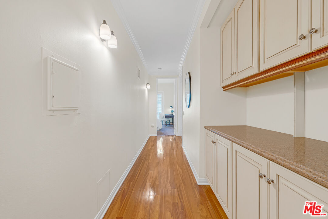 1370 Kelton Ave Unit: 203