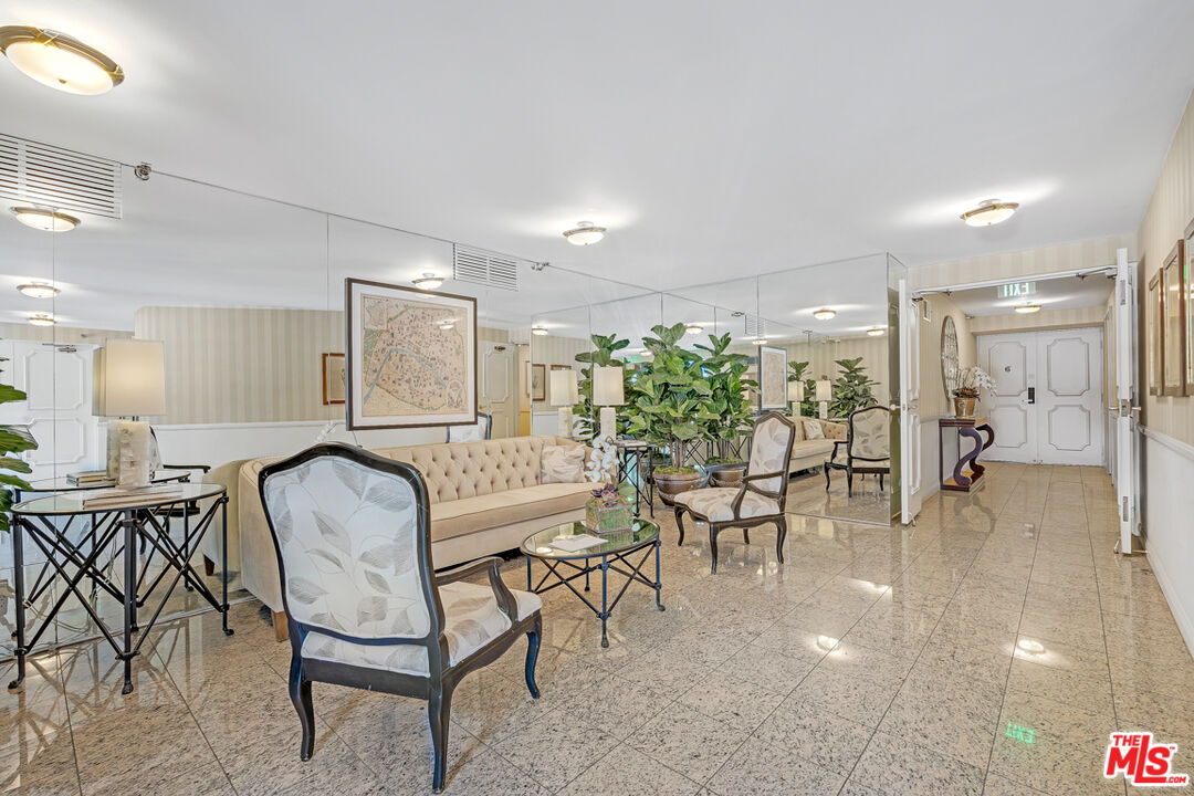 1370 Kelton Ave Unit: 203