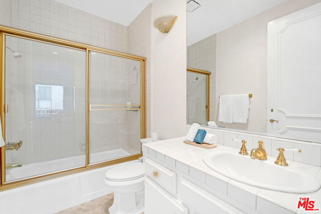 1370 Kelton Ave Unit: 203