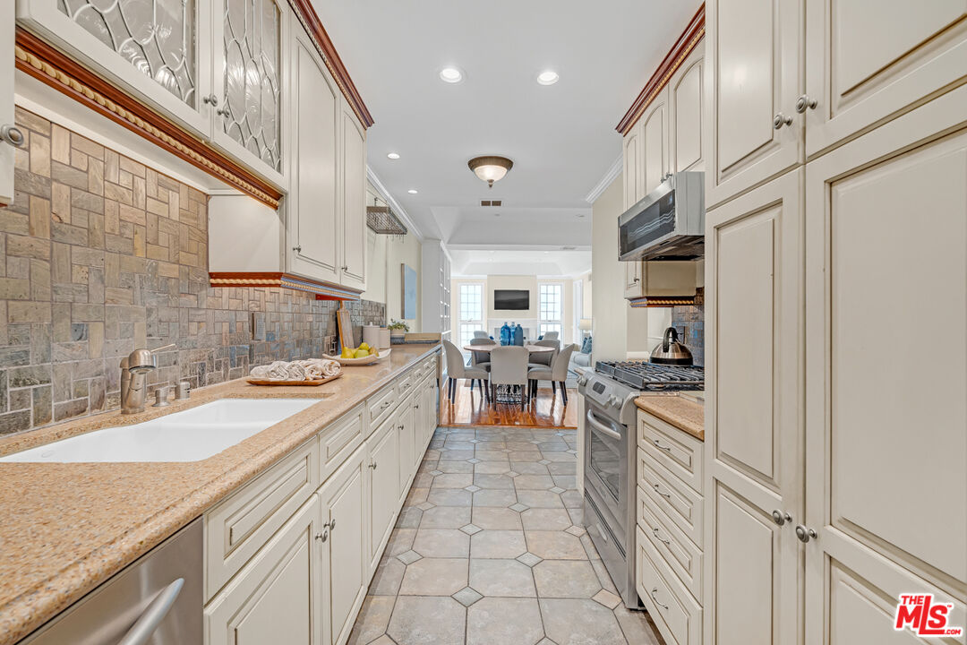 1370 Kelton Ave Unit: 203