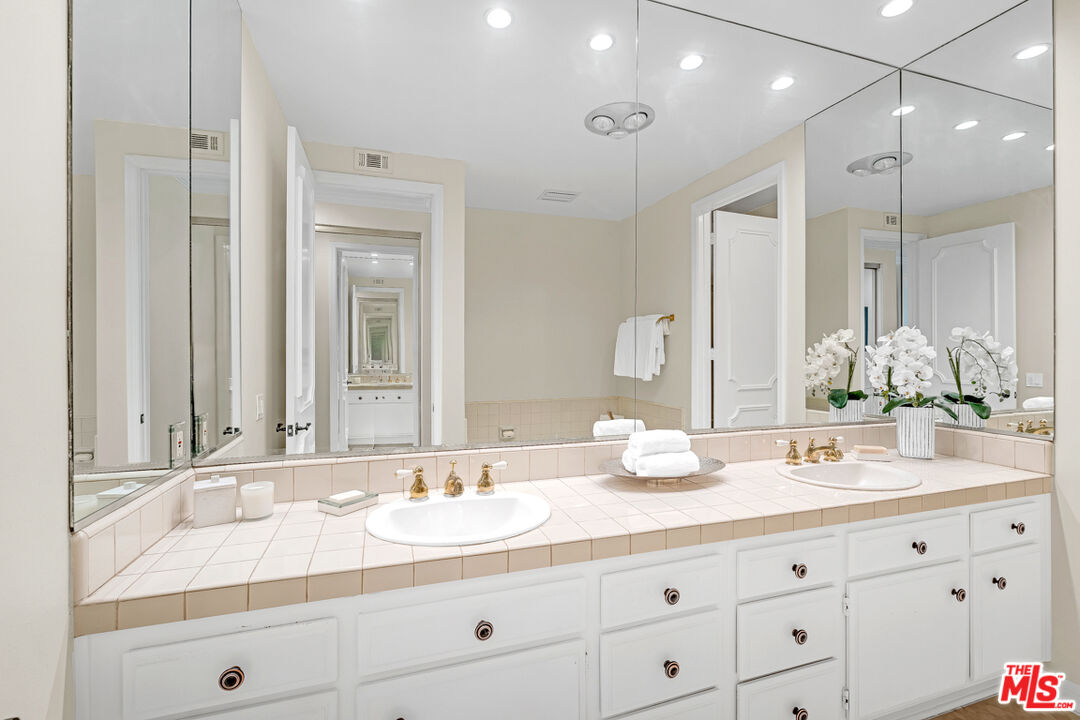 1370 Kelton Ave Unit: 203