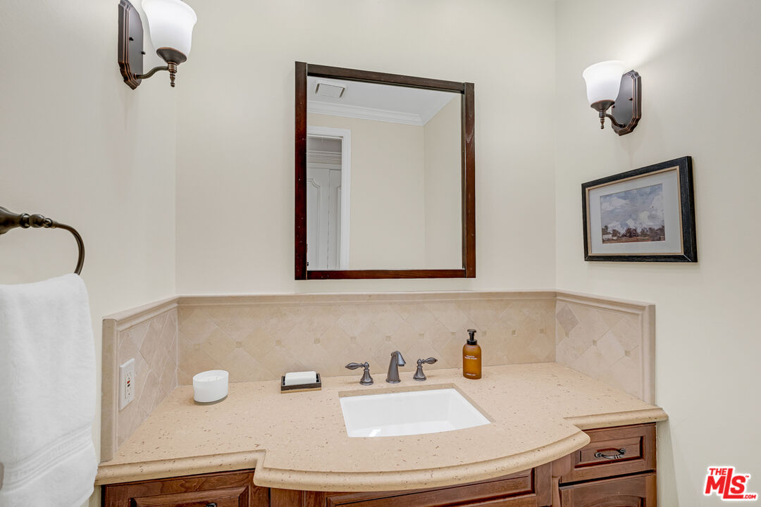 1370 Kelton Ave Unit: 203