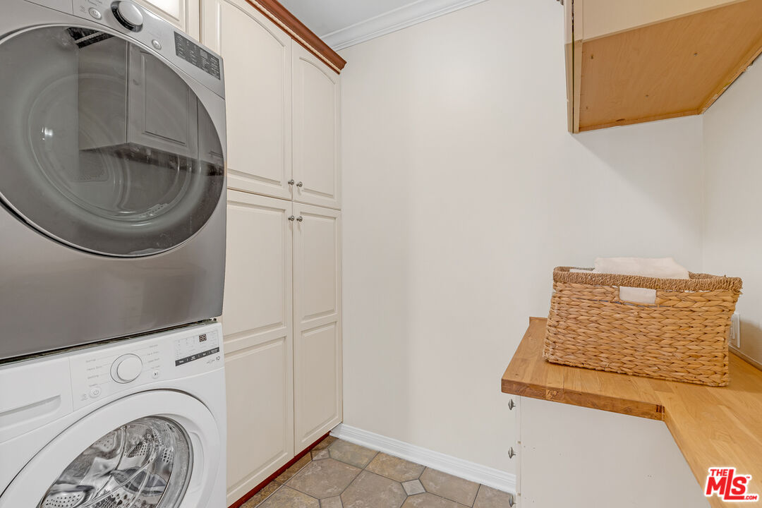 1370 Kelton Ave Unit: 203