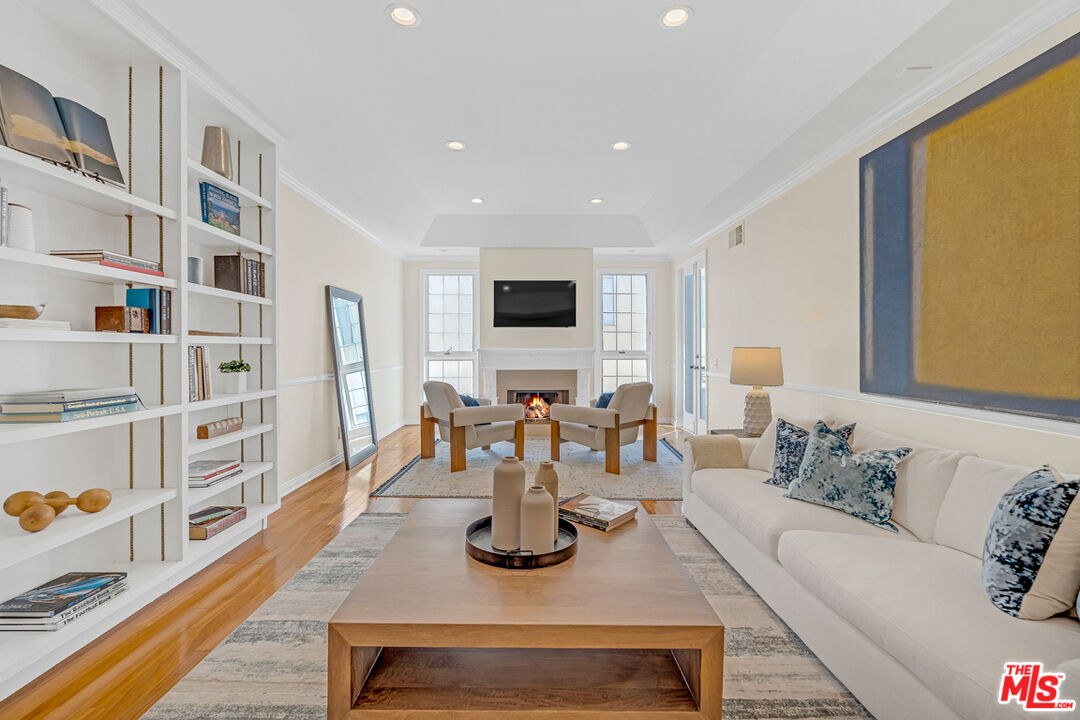 1370 Kelton Ave Unit: 203