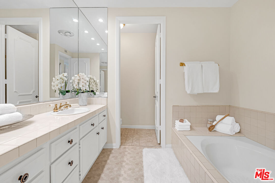 1370 Kelton Ave Unit: 203