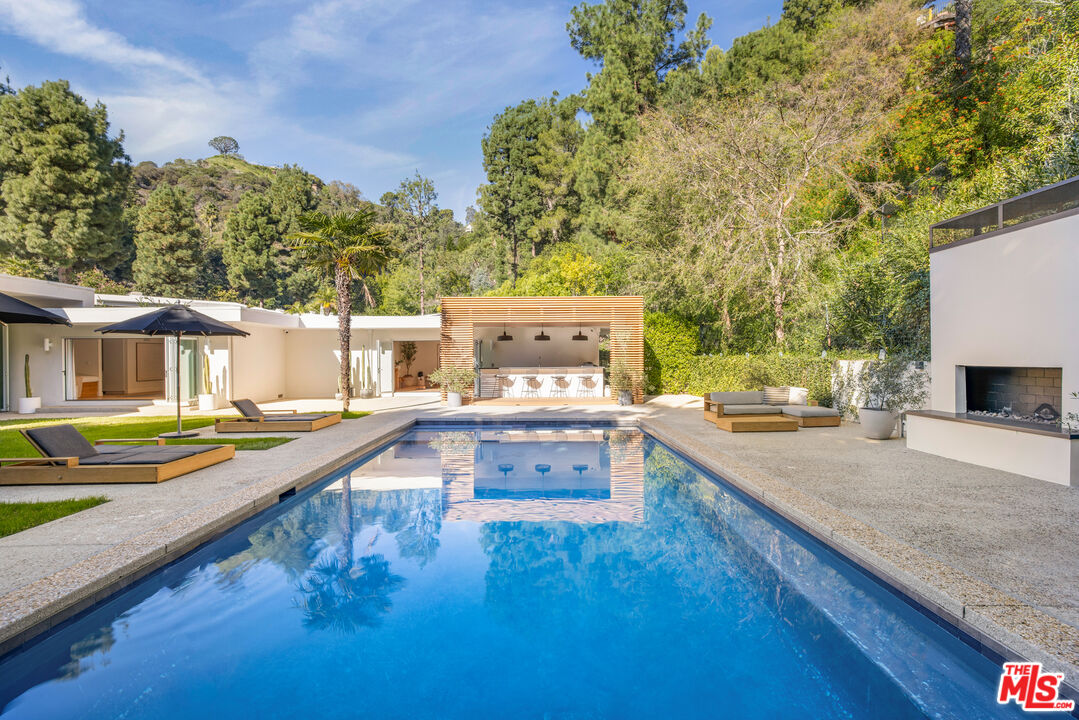 Inviting Mid-Century Modern