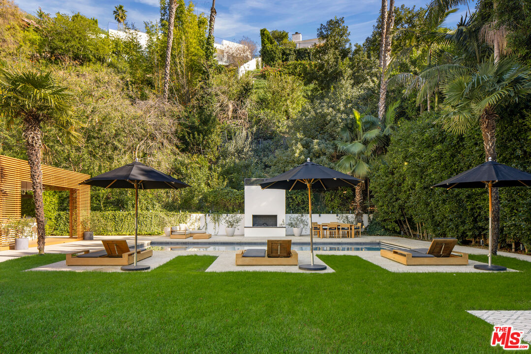 Inviting Mid-Century Modern