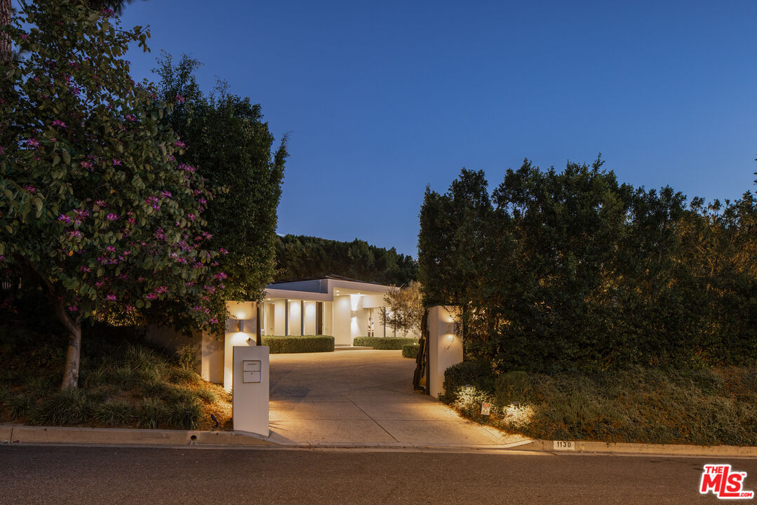 Inviting Mid-Century Modern