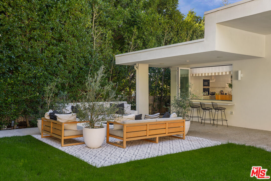 Inviting Mid-Century Modern