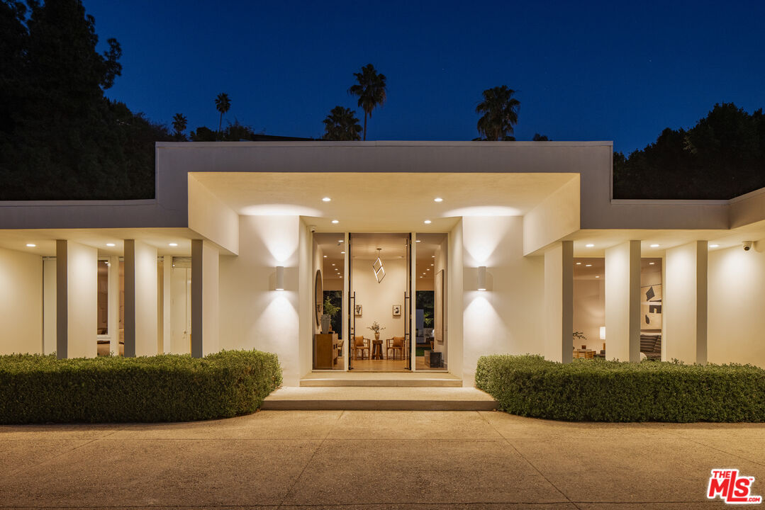 Inviting Mid-Century Modern
