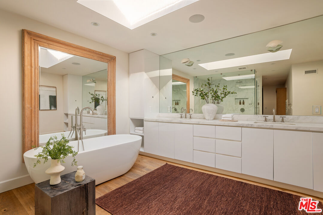 Inviting Mid-Century Modern