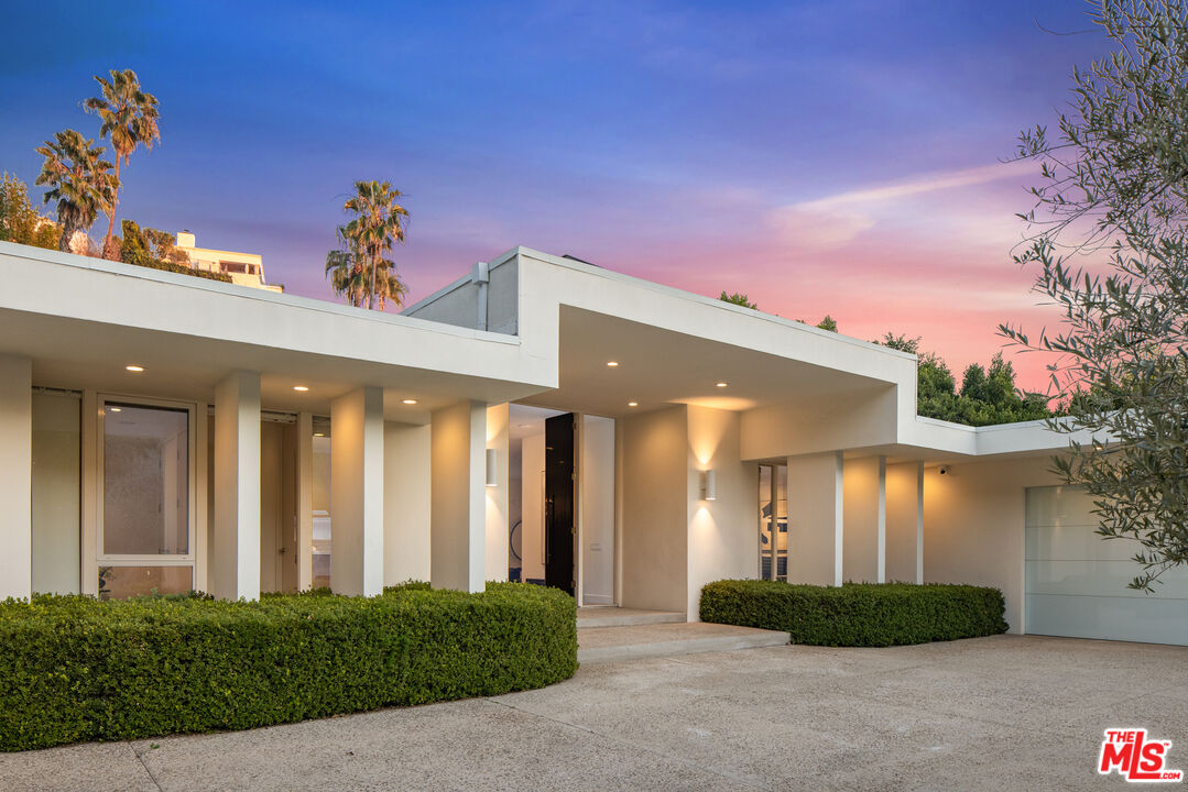 Inviting Mid-Century Modern