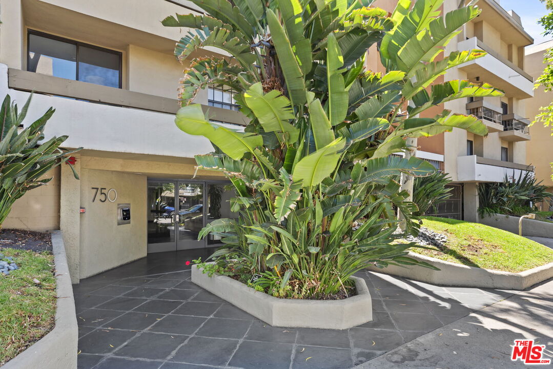 750 N Kings Rd Unit: 124