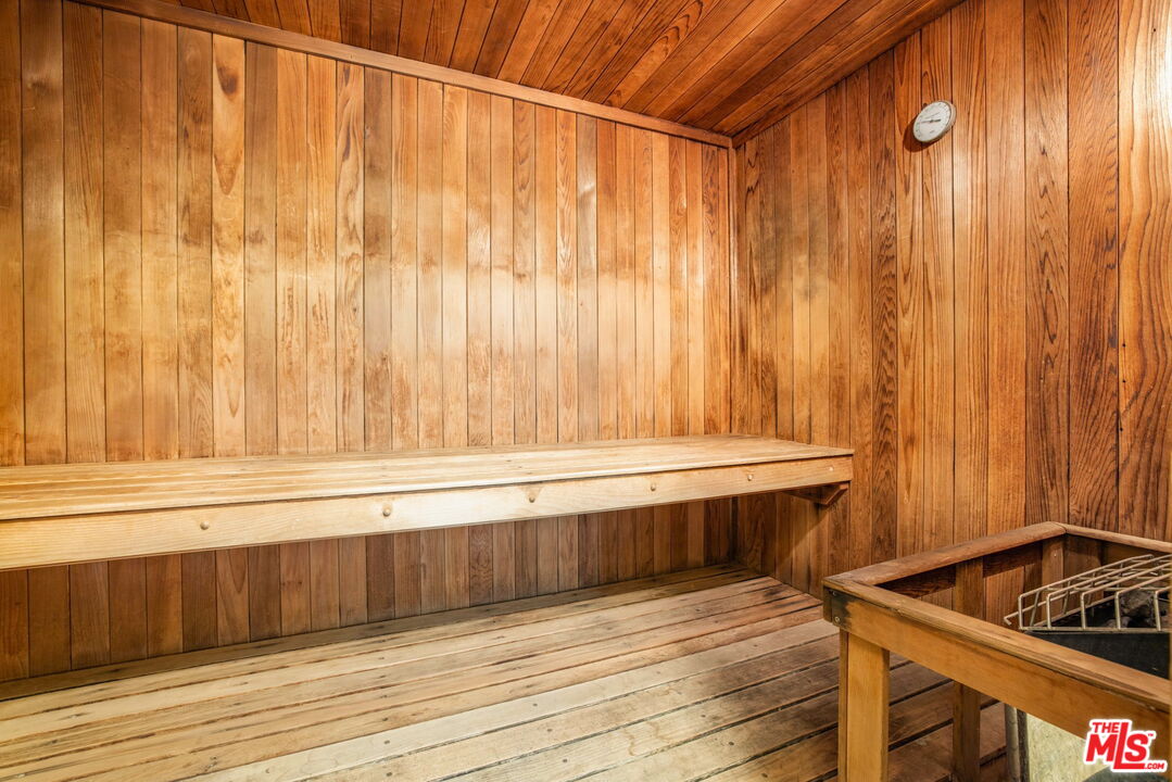 1131 Alta Loma Rd Unit: 116