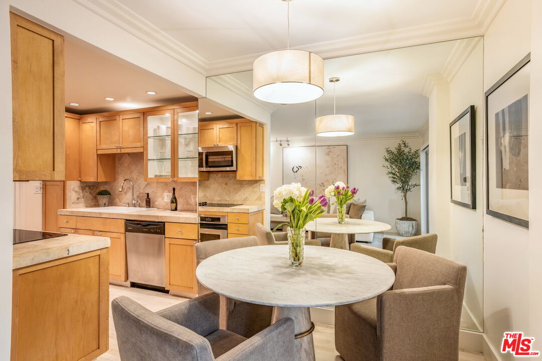 1131 Alta Loma Rd Unit: 116