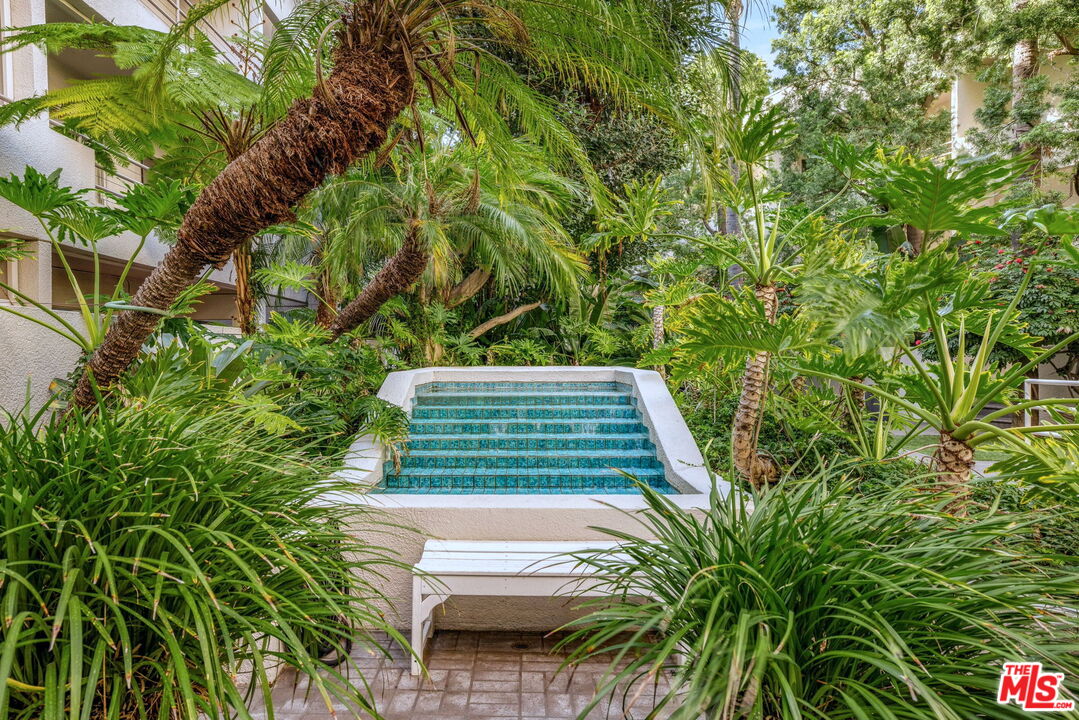 1131 Alta Loma Rd Unit: 116