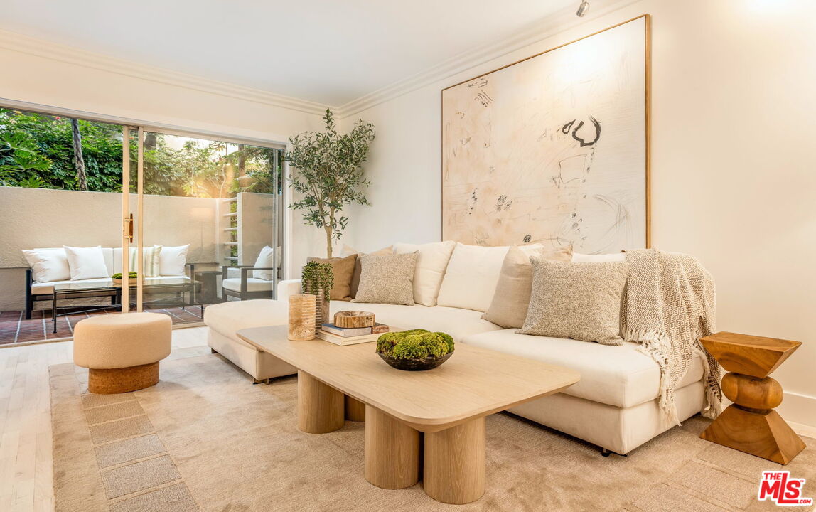 1131 Alta Loma Rd Unit: 116