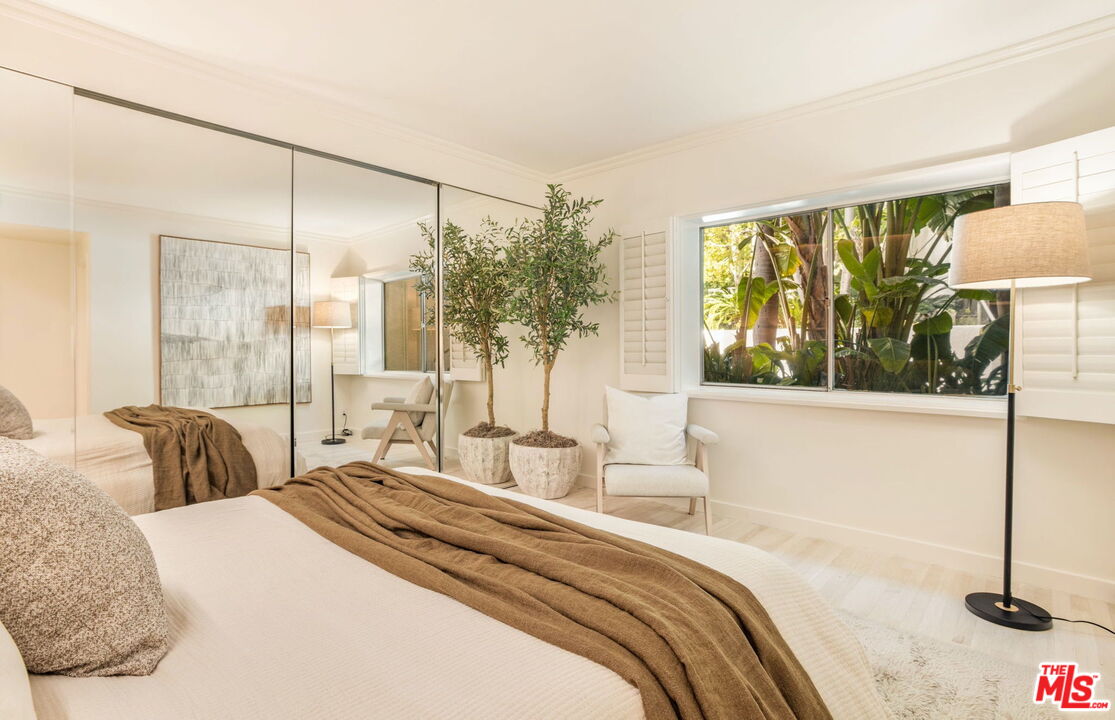 1131 Alta Loma Rd Unit: 116