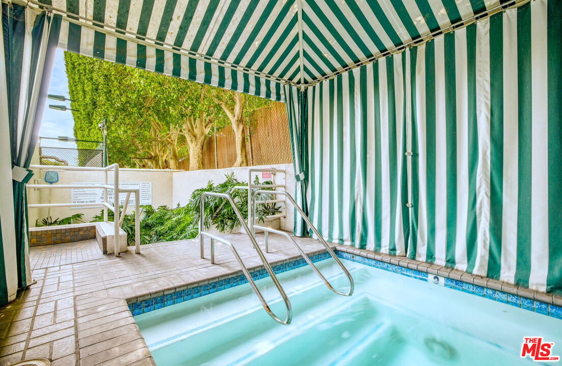 1131 Alta Loma Rd Unit: 116