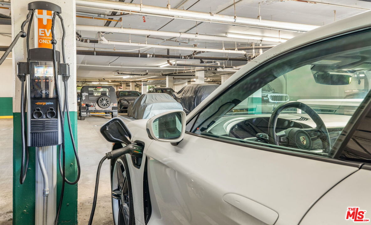 1131 Alta Loma Rd Unit: 116