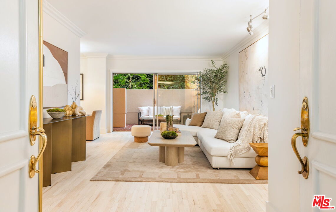 1131 Alta Loma Rd Unit: 116