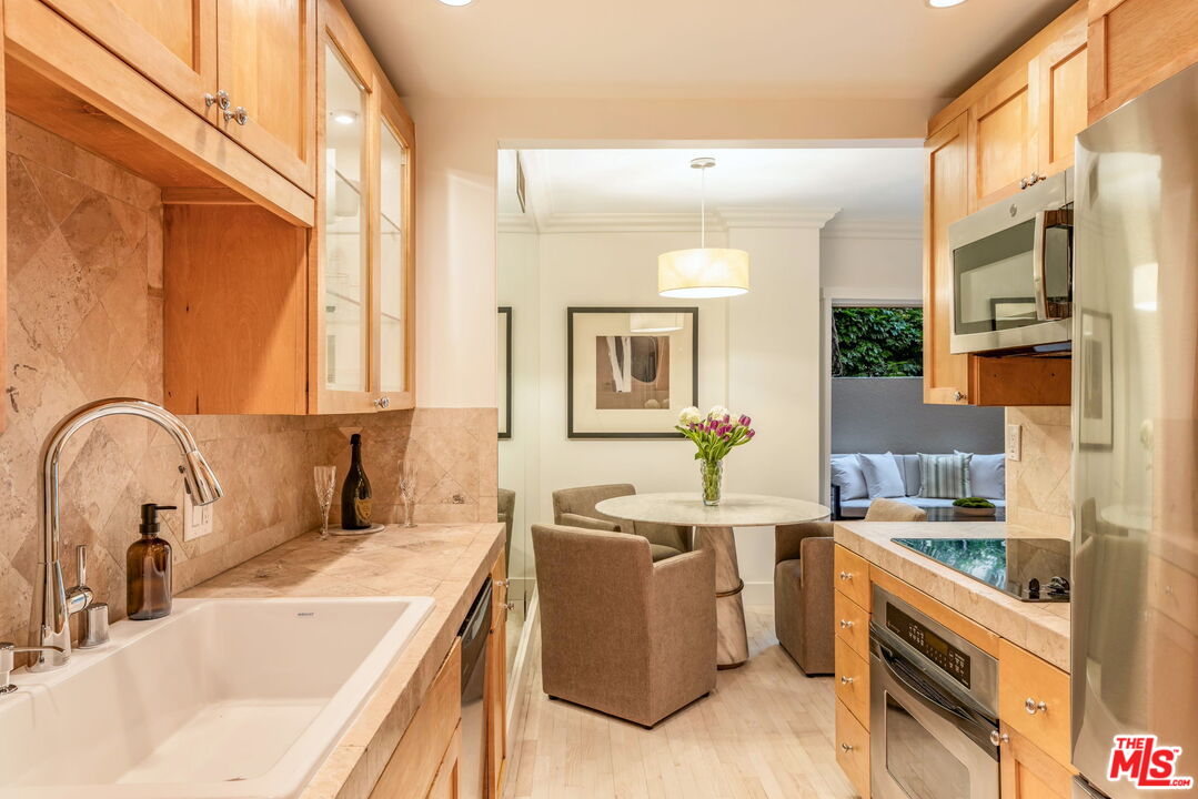 1131 Alta Loma Rd Unit: 116