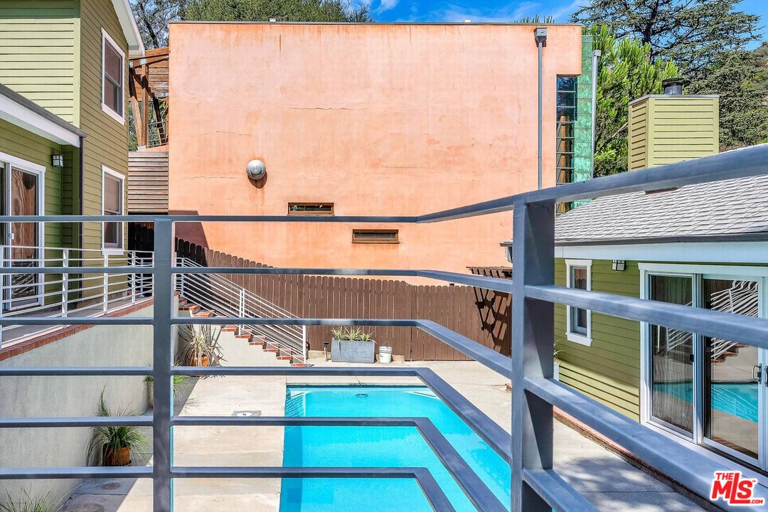 8621 Lookout Mountain Ave