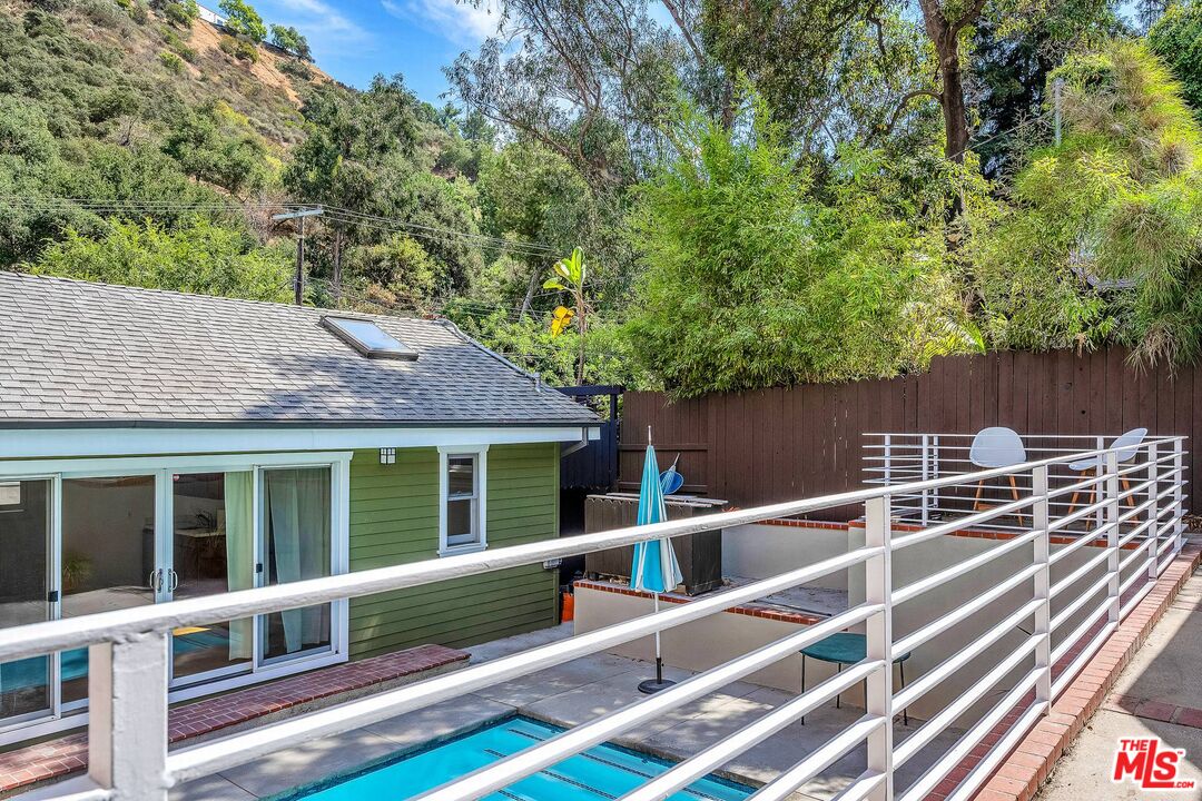 8621 Lookout Mountain Ave