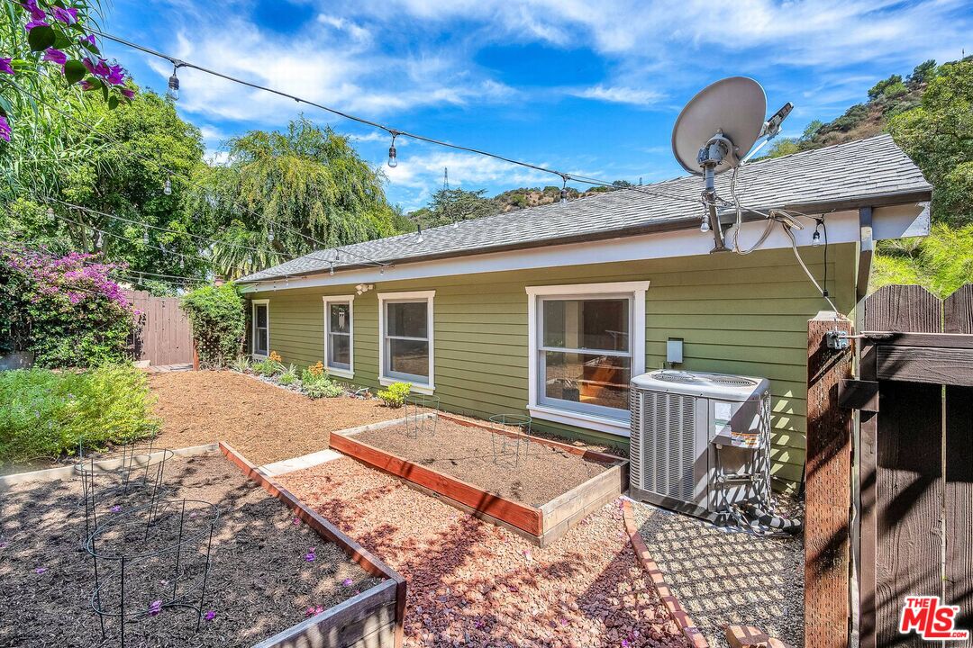 8621 Lookout Mountain Ave